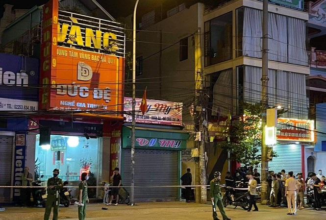 Cơ quan công an phong tỏa khu vực cửa hàng vàng bị ném bom tự chế.