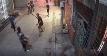 [Clip]: Người dân truy bắt đối tượng nghi "ngáo đá" ném bom vào tiệm vàng tại Hải Phòng