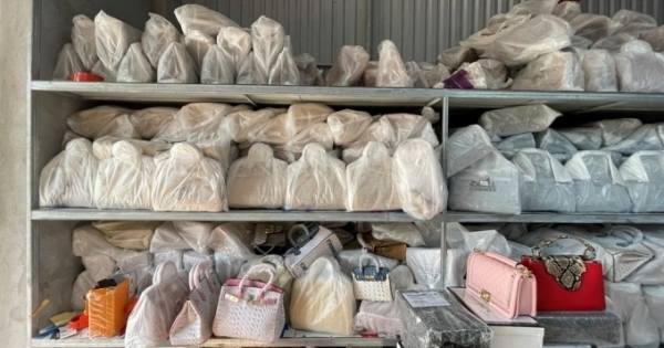 Triệt phá kho túi xách nhái thương hiệu Hermès, Louis Vuitton, Channel lớn nhất miền Bắc
