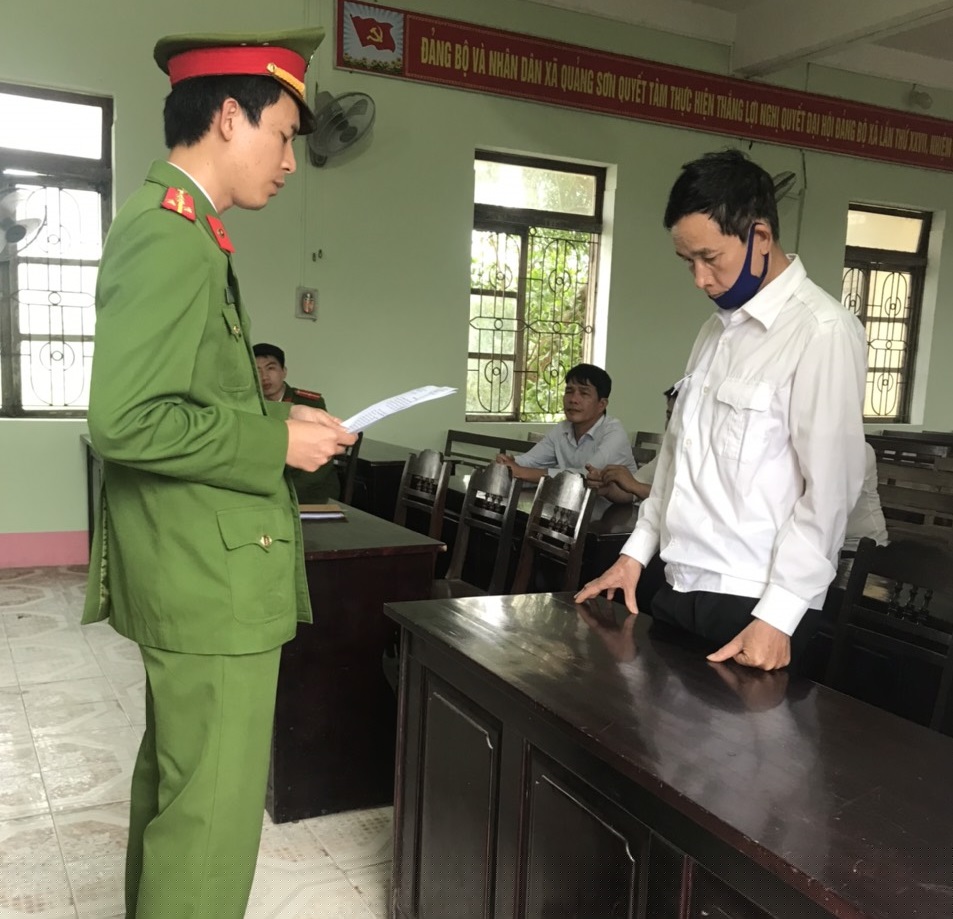 Cơ quan tống đạt quyết định khởi tố bị can, bắt tạm giam Trương Thanh Huỷnh .