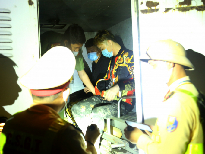 Bàn giao hai đối tượng để công an huyện Hưng Nguyên, Nghệ An tiếp tục điều tra xử lý theo quyddinhj của pháp luật.