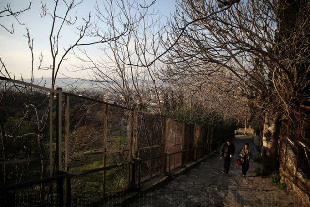 Du khách đi dạo dưới đồi Acropolis ở Athens. (Ảnh: Reuters).