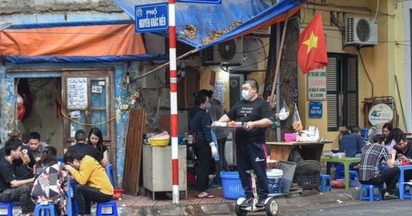 Quán phở Hà Nội ngày bán trăm bát nhờ màn giao hàng "có một không hai"