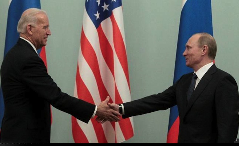 Ông Joe Biden trong một cuộc gặp gỡ với ông Vladimir Putin năm 2011. Ảnh: Reuters  