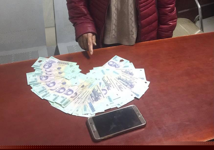 Tang vật cơ quan Công an thu giữ được của 2 mẹ con Tuyết và Dũng.