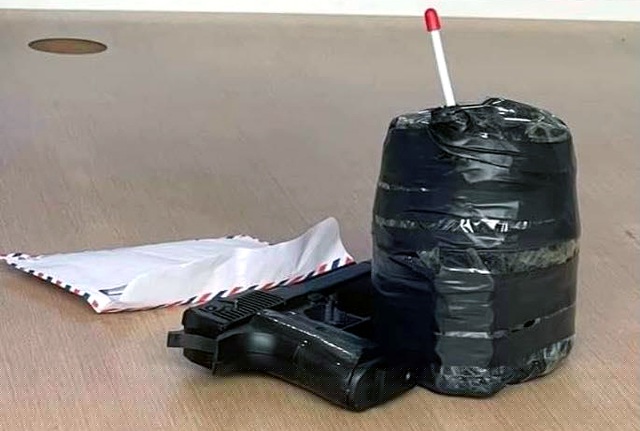 Súng bật lửa và mìn giả Hào dùng để gây án.