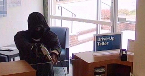 Điều tra vụ cầm súng bật lửa yêu cầu nhân viên ngân hàng giao tiền