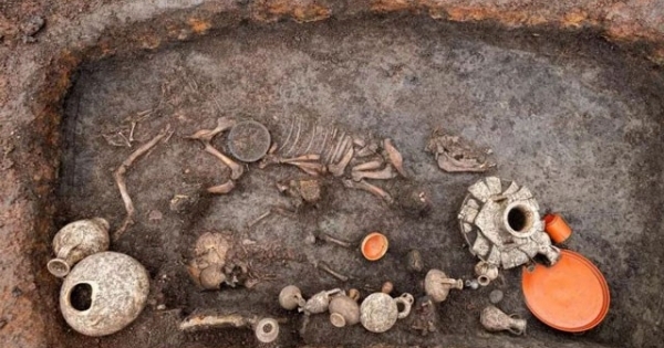 Bí ẩn về ngôi mộ cổ có hài cốt của trẻ em cùng chú chó