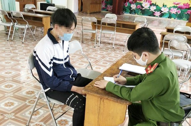 Công an huyện Mỹ Đức làm việc với học sinh quay và đăng tải clip lên nhóm riêng của lớp. (Nguồn: dantri.com.vn)