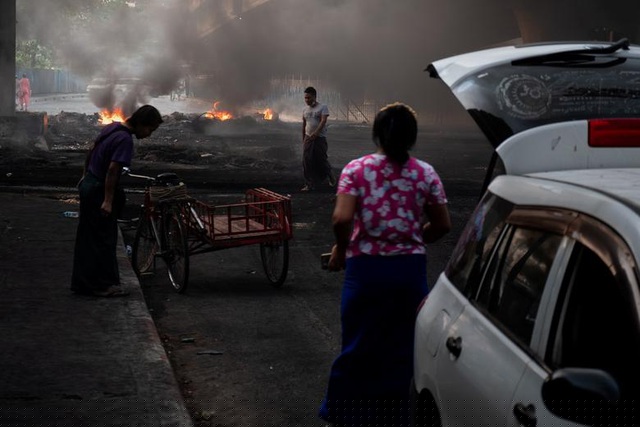 Một con phố ở Yangon, Myanmar ngập tràn khói lửa ngày 16/3 (Ảnh: Reuters).