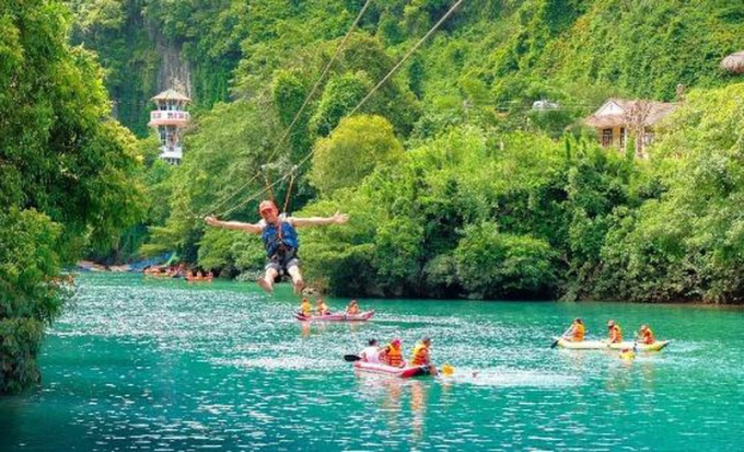 Trải nghiệm độc đáo đu zipline 2 dây dài nhất Việt Nam băng qua sông Chày.
