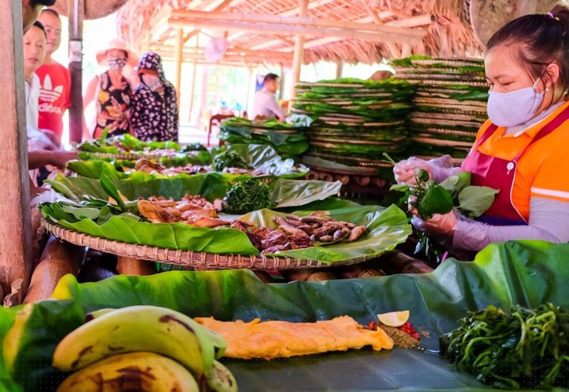  Những món ăn tùy chọn đặc sản của địa phương từ tôm cá sông, gà đồi.