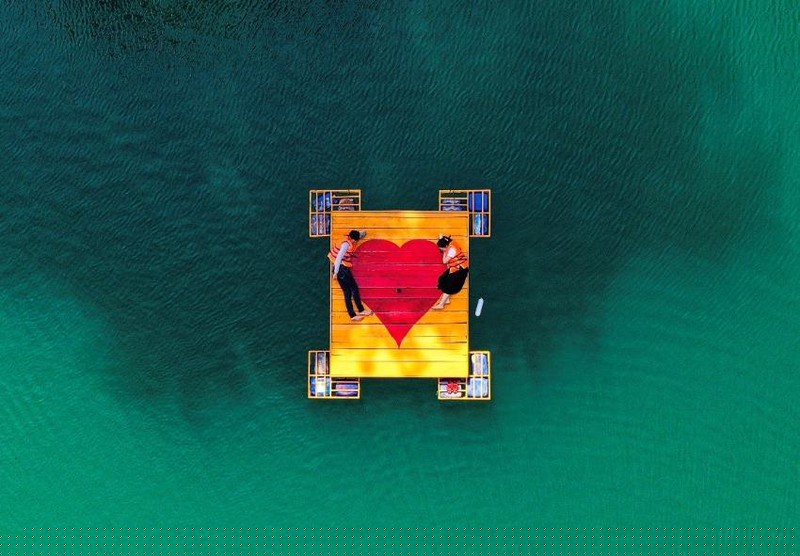  Một điểm “check in” độc đáo giữa lòng sông cho các cặp đôi.