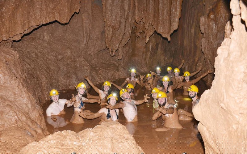 Trải nghiệm tắm bùn hang động chỉ có duy nhất trong lòng hang Tối.