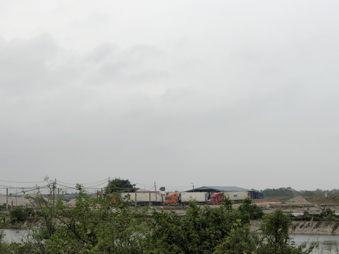 Nhà xưởng lợp tôn xanh ngoài bãi bồi đê biển khu vực giáp ranh giữa phường Hải Thành và Tân Thành.