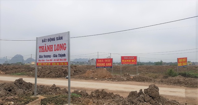 Các pano quảng cáo mua bán đất của những người làm bất động sản (Ảnh: Thái Bá).