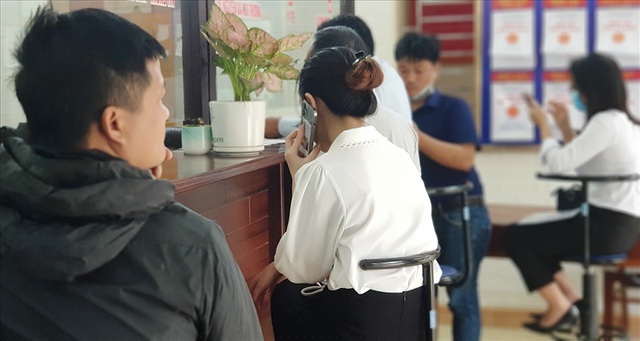 Người dân đến làm thủ tục chuyển nhượng đất đai tại Văn phòng đăng ký đất đai huyện Gia Viễn (Ảnh: Thái Bá).