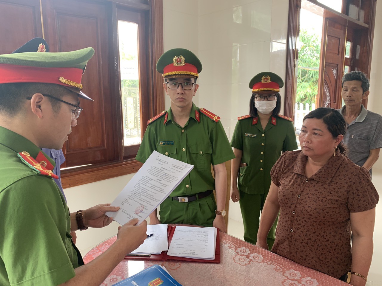 Cơ quan Cảnh sát điều tra Công an tỉnh tống đạt quyết định khởi tố, bắt tạm giam và khám xét nơi ở của bị can Nguyễn Thị Vân, Giám đốc HTX sản xuất và kinh doanh nón lá Mỹ Trạch, về tội tham ô tài sản.