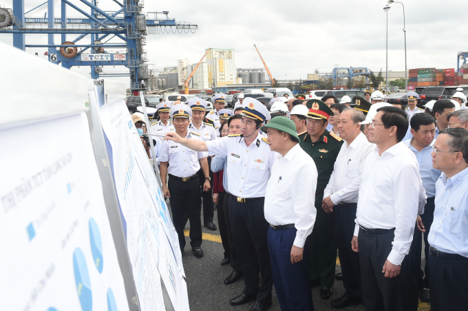 Thủ tướng Nguyễn Xuân Phúc nghe báo cáo tình hình hoạt động của Tân Cảng-Cái Mép. Ảnh: VGP/Quang Hiếu