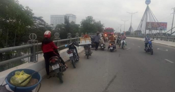 Nam thanh niên mất tích khi lao xuống sông cứu bạn gái