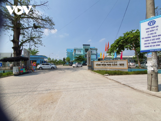 vov_cong_truoc_cua_benh_vien_phu_san-nhi_quang_nam