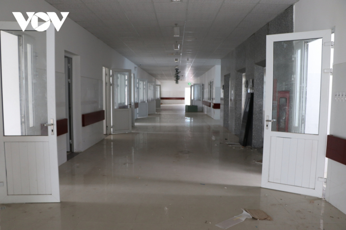 vov_mac_du_duoc_xay_dung_xong_nhung_ben_trong_nhung_day_nha_chua_duoc_don_dep