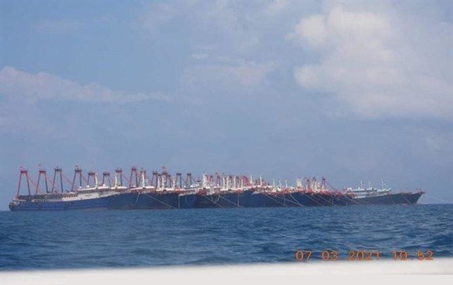 Philippines cho biết họ ph&aacute;t hiện hơn 200 t&agrave;u Trung Quốc neo đậu tại rạn san h&ocirc; ở b&atilde;i đ&aacute; ngầm Whitsun.