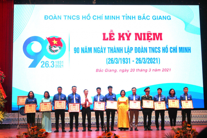 Đồng chí Mai Sơn - Phó Chủ tịch Thường trực UBND tỉnh và đồng chí Nguyễn Thu Thu Vân - Ủy viên BTV Trung ương Đoàn, Trưởng ban Thanh niên Nông thôn Trung ương Đoàn trao bằng khen cho các tập thể, cá nhân