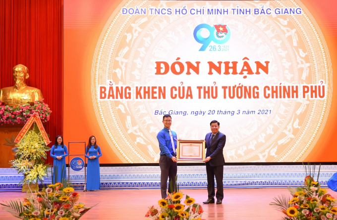 Đồng chí Dương Văn Thái - Ủy viên BCH Trung ương Đảng, Bí thư Tỉnh ủy, Chủ tịch Hội đồng nhân dân tỉnh trao Bằng khen của Thủ tướng Chính phủ cho Đoàn TNCS Hồ Chí Minh tỉnh Bắc Giang