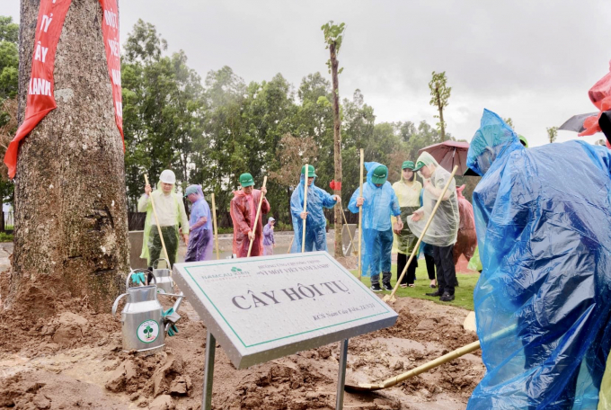 Các đại biểu trông cây tại KCN Nam Cầu Kiền.