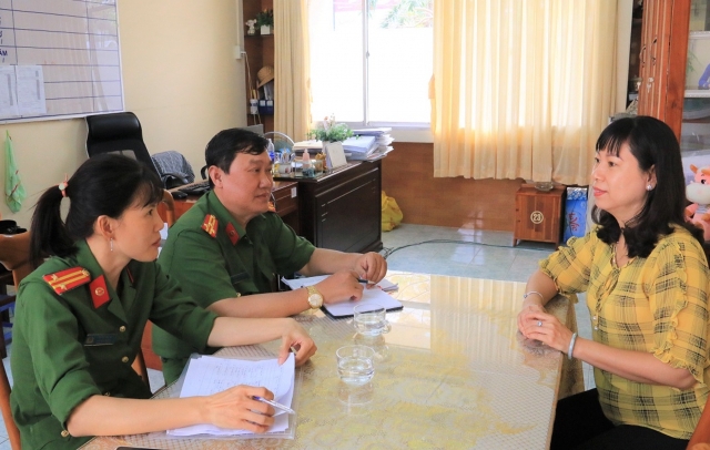 Đi từng ngõ, gõ từng nhà, đến từng cơ sở làm căn cước công dân gắn chíp