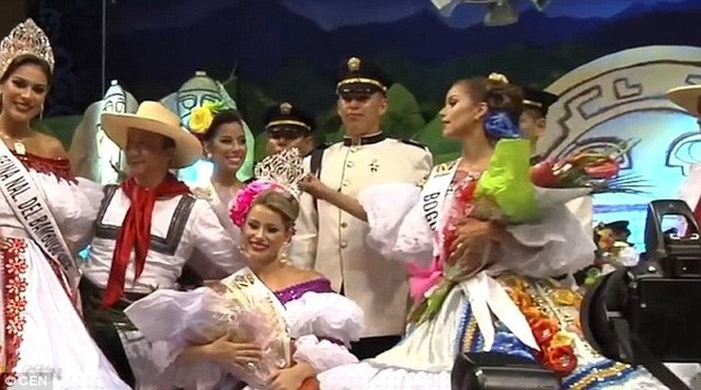 Á hậu 1 lao lên giật vương miện của tân hoa hậu để chụp ảnh tại cuộc thi Miss Bambuco International Pageant 2016.