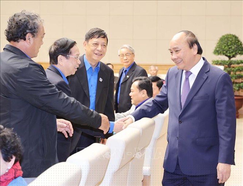  Thủ tướng Nguyễn Xuân Phúc với các đại biểu tại buổi gặp mặt.