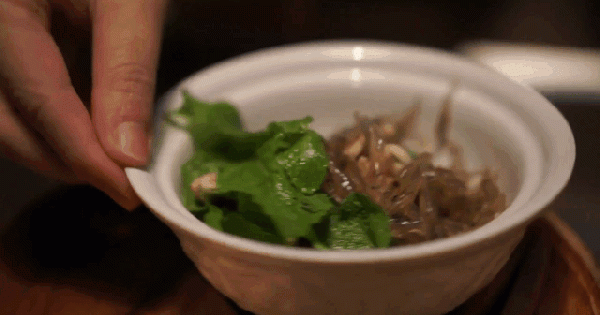 Món ăn kinh dị tép nhảy tanh tách trong miệng khi thưởng thức