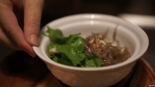 Đây là món ăn truyền thống của người Isaan, có nguồn gốc từ các khu vực ven sông Mekong trên đất Thái Lan. Để làm ra goong ten, đầu bếp phải chuẩn bị tép tươi sống, gia vị gồm: chanh, nước mắm, ớt bột, lá bạc hà, sả...