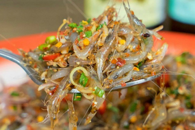 Những con tép tươi sống là nguyên liệu quan trọng của món goong ten.