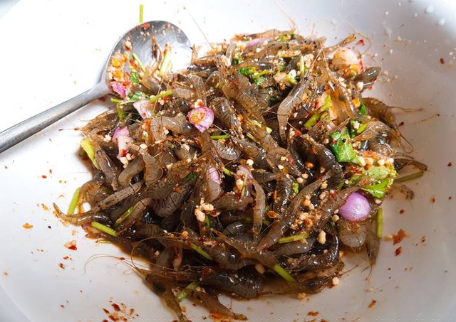 Vị chua, cay cùng các loại rau thơm làm nên độ ngon của món ăn không phải ai cũng dám thử.