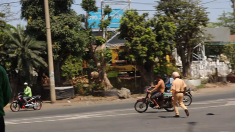 Người điều khiển xe cũ nát tháo chạy khi bị CSGT yêu cầu dừng xe