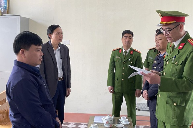 Thi hành lệnh khám xét nơi ở của Phạm Văn Biên (Ảnh: Công an Thanh Hóa).