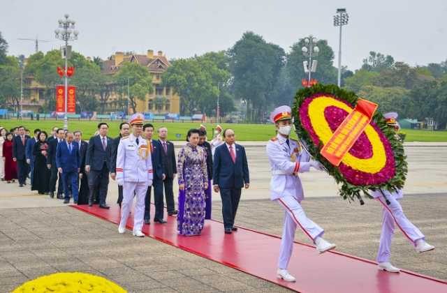 Kỳ họp thứ 11: Lãnh đạo Đảng, Nhà nước và các Đại biểu Quốc hội vào Lăng viếng Chủ tịch Hồ Chí Minh