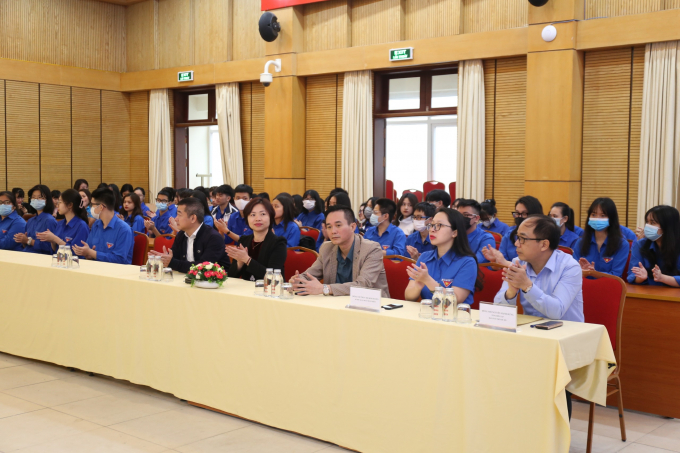 Các đại biểu tham dự chương trình.