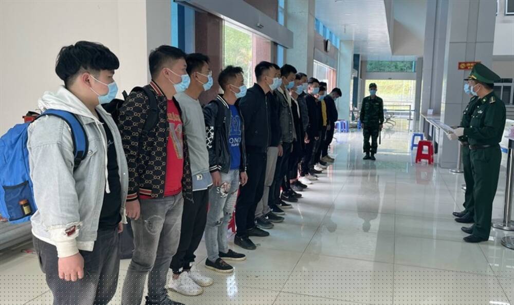 hững công dân Trung Quốc nhập cảnh trái phép vào Việt Nam bị lực lượng chức năng phát hiện, bắt giữ. Ảnh: VOV