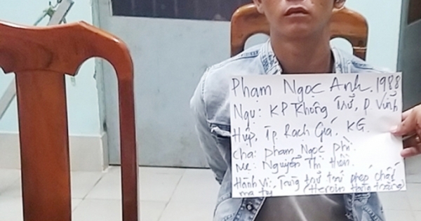 An Giang: Bắt đối tượng cất giấu 3 cục heroin trong giày