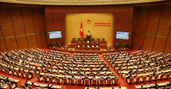 Các ĐBQH thảo luận ở hội trường về dự thảo Báo cáo công tác của Quốc hội nhiệm kỳ Khóa XIV