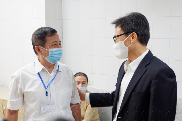 Phó Thủ tướng Vũ Đức Đam thăm hỏi tình nguyện viên tiêm vắc xin.