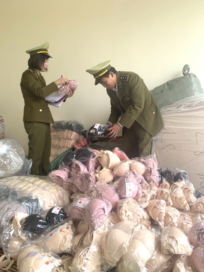 Vận chuyển gần 2.700 sản phẩm không nhãn phụ và nguồn gốc xuất xứ bị thu giữ tại Sơn La. Cục QLTT Sơn La