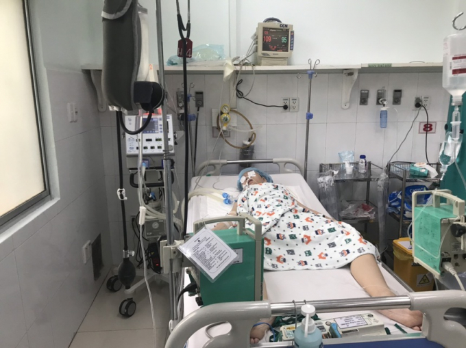 P.N.T.T. (16 tuổi) cải thiện sức khỏe sau khi được d&ugrave;ng huyết thanh nhưng t&igrave;nh trạng c&ograve;n nặng. Ảnh: Th&uacute;y Nguyễn.