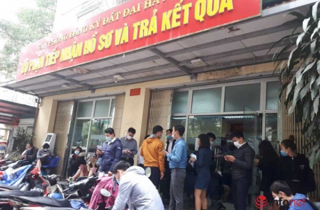 Giá đất 'nhảy múa”, nửa đêm đập cửa hỏi mua, phòng đăng ký nhà đất Hà Nội có gì khác lạ?