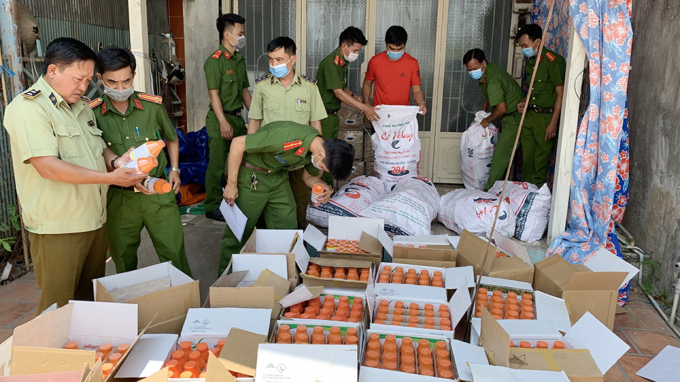 Lực lượng chức năng kiểm đếm số thuốc bảo vệ thực vật tạm giữ