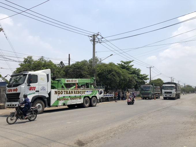 : Xe cẩu tải trọng lớn được huy động để đưa phương tiện vi phạm về trụ sở cơ quan (Ảnh: Trọng Duy)